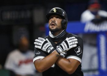 En esta foto del 28 de julio de 2020, el cubano José Abreu, de los Medias Blancas de Chicago, festeja luego de conectar un jonrón ante los Indios de Cleveland. Foto: AP/Tony Dejak/Archivo.