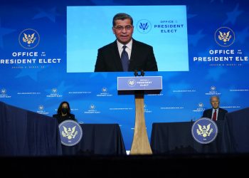 El presidente electo de Estados Unidos Joe Biden  y la vicepresidenta electa Kamala Harris escuchan un video en el que habla el fiscal estatal de California Xavier Becerra, nominado por Biden para ser su secretario de Salud. Foto: Susan Walsh/AP.