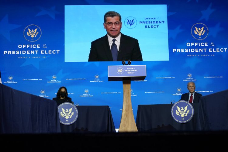 El presidente electo de Estados Unidos Joe Biden  y la vicepresidenta electa Kamala Harris escuchan un video en el que habla el fiscal estatal de California Xavier Becerra, nominado por Biden para ser su secretario de Salud. Foto: Susan Walsh/AP.