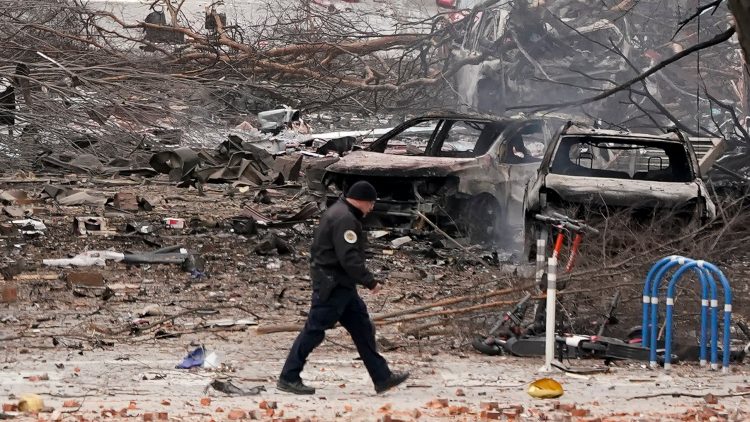 Un miembro de las fuerzas del orden pasa junto a los daños de la explosión en el centro de Nashville, Tennessee, el viernes 25 de diciembre de 2020. Foto: Mark Humphrey/AP.