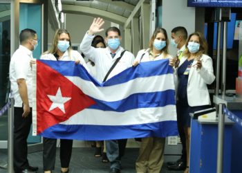 Grupo de colaboradores cubanos a su llegada a Panamá durante la pandemia por COVID-19. Foto: cuenta de Twitter del ministerio de salud de Panamá.