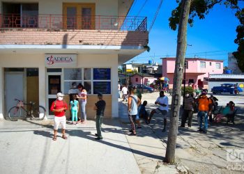 Varias personas hacen cola en una oficina de CADECA en La Habana. Foto: Otmaro Rodríguez / Archivo.