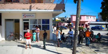 Varias personas hacen cola en una oficina de CADECA en La Habana. Foto: Otmaro Rodríguez / Archivo.