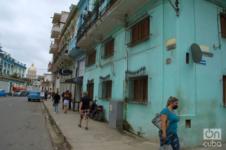 Calle Zanja, en La Habana. Diciembre de 2020. Foto: Otmaro Rodríguez.
