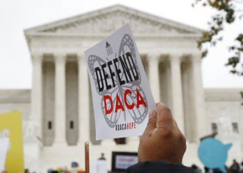 En esta imagen de archivo, tomada el 12 de noviembre de 2019, un grupo de gente se manifiesta en el exterior de la Corte Suprema de Estados Unidos, en Washington, contra la decisión del gobierno del presidente Donald Trump de poner fin al programa de Acción Diferida para los Llegados en la Infancia (DACA por sus siglas en inglés). Foto: AP/Jacquelyn Martin/ Archivo.