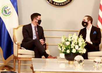 Fotografía cedida que muestra al secretario interino de Seguridad Nacional de Estados Unidos, Chad Wolf (i), y al presidente de El Salvador, Nayib Bukele (d), durante una reunión en Casa Presidencial en San Salvador, El Salvador. Foto: EFE/Cortesía Embajada de Estados Unidos.