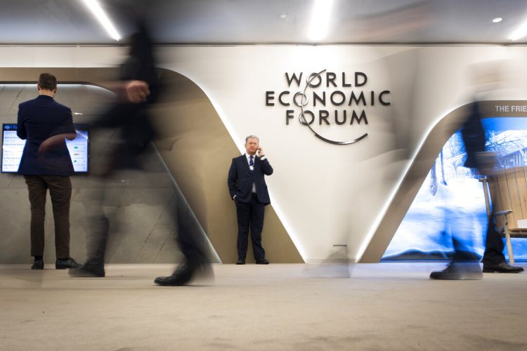Participantes caminan por los pasillos durante el encuentro anual del Foro Económico Mundial, en Davos, Suiza. Foto: Gian Ehrenzeller/Keystone, vía AP/Archivo.
