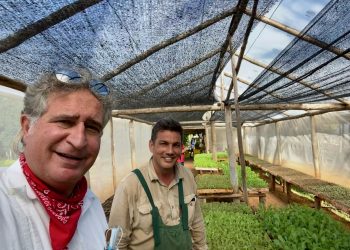 Joe García, junto al agricultor privado Fernando Funes, de la finca Marta, en la provincia Habana, especializada en productos orgánicos. | Cortesía de Joe García.