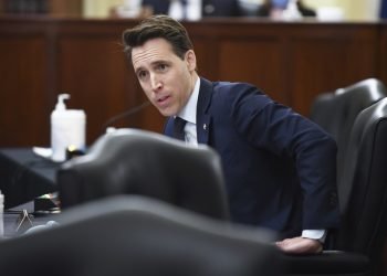 El senador republicano Josh Hawley, de Missouri. Foto: LATimes.