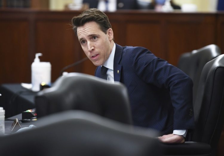 El senador republicano Josh Hawley, de Missouri. Foto: LATimes.