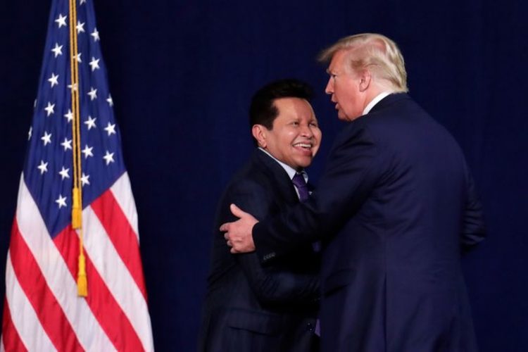 Maldonado y Trump en la iglesia de Miami en diciembre del 2019. | Foto: Lynn Sladky / AP (Archivo)