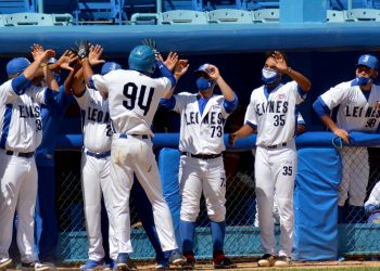 Jugadores de Industriales utilizan máscaras protectoras mientras celebran en la 60 Serie Nacional. Foto: Ricardo López Hevia.