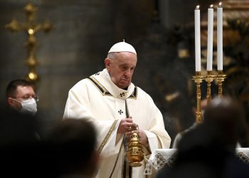 El papa Francisco oficiando una misa en la Basílica de San Pedro, en el Vaticano. Foto: Vincenzo Pinto / Pool / AP / Archivo.