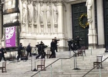 Agentes de la policía de Nueva York se mueven en la escena de un tiroteo en la Catedral de San Juan el Divino, el domingo 13 de diciembre de 2020, en Nueva York. Foto: Ted Shaffrey/AP.