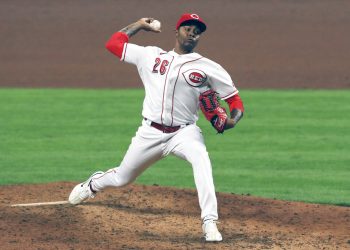 El relevista de los Rojos de Cincinnati Raisel Iglesias lanza ante los Piratas de Pittsburgh, el miércoles 16 de septiembre de 2020. Foto: AP/Aaron Doster/Archivo.