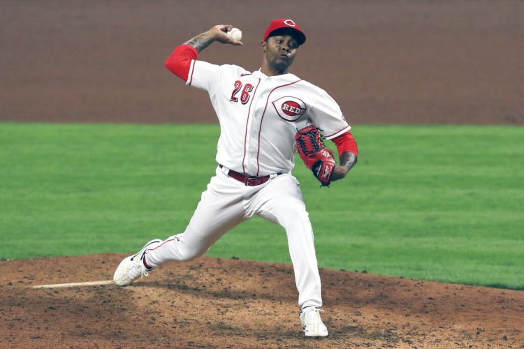 El relevista de los Rojos de Cincinnati Raisel Iglesias lanza ante los Piratas de Pittsburgh, el miércoles 16 de septiembre de 2020. Foto: AP/Aaron Doster/Archivo.