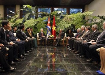 Raúl Castro se reúne con el secretario general del Comité Central del Partido Comunista de Vietnam, Nguyen Phu Trong, acompañados de ambas delegaciones, en el Palacio de la Revolución, en La Habana, Cuba, el 29 de marzo de 2018. Foto: Xinhua/POOL/Ernesto Matrascusa/EFE.