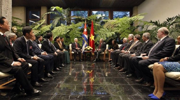 Raúl Castro se reúne con el secretario general del Comité Central del Partido Comunista de Vietnam, Nguyen Phu Trong, acompañados de ambas delegaciones, en el Palacio de la Revolución, en La Habana, Cuba, el 29 de marzo de 2018. Foto: Xinhua/POOL/Ernesto Matrascusa/EFE.