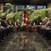 Raúl Castro se reúne con el secretario general del Comité Central del Partido Comunista de Vietnam, Nguyen Phu Trong, acompañados de ambas delegaciones, en el Palacio de la Revolución, en La Habana, Cuba, el 29 de marzo de 2018. Foto: Xinhua/POOL/Ernesto Matrascusa/EFE.