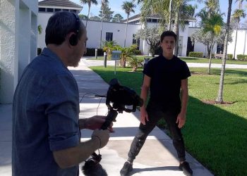 Roberto Salinas graba a Alexis Francisco Valdés para el documental El bailarín cubano. Foto: perfil de Facebook del artista.