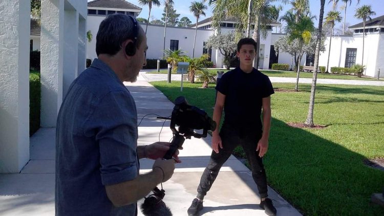 Roberto Salinas graba a Alexis Francisco Valdés para el documental El bailarín cubano. Foto: perfil de Facebook del artista.