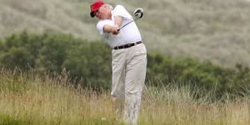 El presidente Donald Trump jugando golf en Florida. | AP (Archivo)