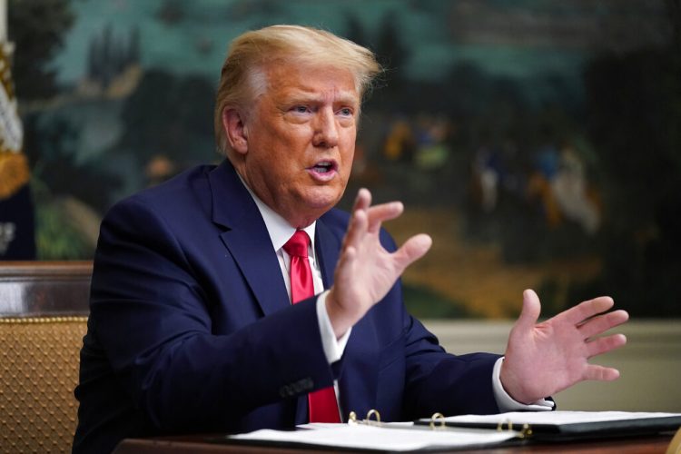 En esta imagen del 26 de noviembre de 2020, el presidente Donald Trump habla con un reportero luego de participar en una videoconferencia con miembros del ejército durante el Día de Acción de Gracias en la Casa Blanca. Foto: Patrick Semansky/AP.