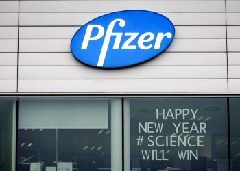 Esta fotografía muestra un letrero con el mensaje "Feliz Año Nuevo. La ciencia ganará" en una oficina de Pfizer en Puurs, Bélgica, el lunes 21 de diciembre de 2020. Foto: AP/Valentin Bianchi.