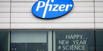 Esta fotografía muestra un letrero con el mensaje "Feliz Año Nuevo. La ciencia ganará" en una oficina de Pfizer en Puurs, Bélgica, el lunes 21 de diciembre de 2020. Foto: AP/Valentin Bianchi.