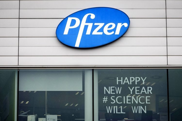 Esta fotografía muestra un letrero con el mensaje "Feliz Año Nuevo. La ciencia ganará" en una oficina de Pfizer en Puurs, Bélgica, el lunes 21 de diciembre de 2020. Foto: AP/Valentin Bianchi.