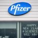 Esta fotografía muestra un letrero con el mensaje "Feliz Año Nuevo. La ciencia ganará" en una oficina de Pfizer en Puurs, Bélgica, el lunes 21 de diciembre de 2020. Foto: AP/Valentin Bianchi.