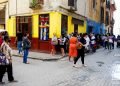 Personas en una calle de La Habana, el 1 de diciembre de 2020. Foto: Otmaro Rodríguez.