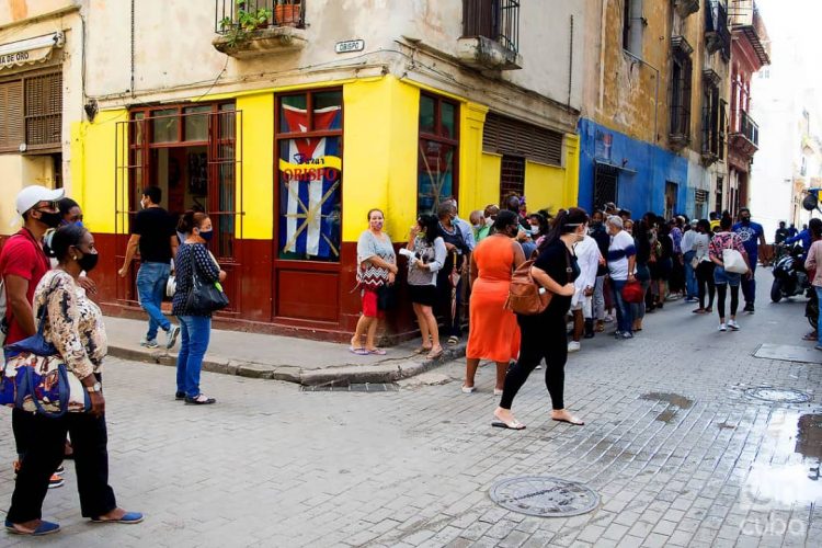 Personas en una calle de La Habana, el 1 de diciembre de 2020. Foto: Otmaro Rodríguez.