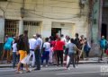 Personas en una calle de La Habana, el 1 de diciembre de 2020. Foto: Otmaro Rodríguez.