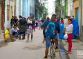 Personas en una calle de La Habana, el 1 de diciembre de 2020. Foto: Otmaro Rodríguez.