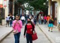 Personas en una calle de La Habana, el 1 de diciembre de 2020. Foto: Otmaro Rodríguez.