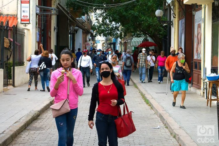 Personas en una calle de La Habana, el 1 de diciembre de 2020. Foto: Otmaro Rodríguez.