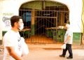 Dos hombres pasan frente a un mercado agropecuario cerrado en La Habana, el 1 de diciembre de 2020. Foto: Otmaro Rodríguez.