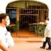 Dos hombres pasan frente a un mercado agropecuario cerrado en La Habana, el 1 de diciembre de 2020. Foto: Otmaro Rodríguez.