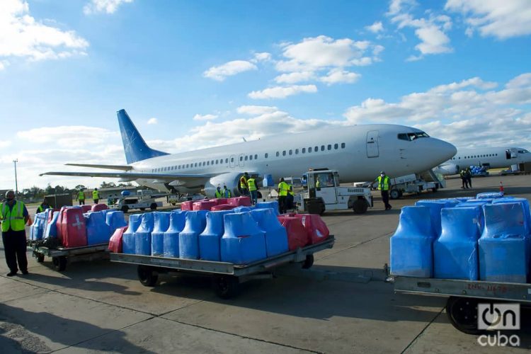 Llegada al Aeropuerto Internacional José Martí, de La Habana, de una donación de materiales sanitarios enviada por cubanos residentes en EE.UU., el 10 de diciembre de 2020. Foto: Otmaro Rodríguez.