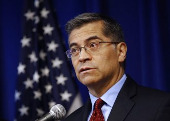 Xavier Becerra, procurador general de California, habla en 2019 durante una conferencia de prensa en Sacramento. Foto: Rich Pedroncelli/AP/Archivo.