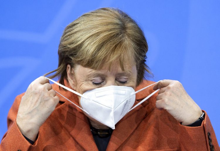 La canciller alemana Angela Merkel se acomoda el cubrebocas después de una conferencia de prensa en la Cancillería, el domingo 13 de diciembre de 2020. Foto: Bernd von Jutrczenka/Pool vía AP.