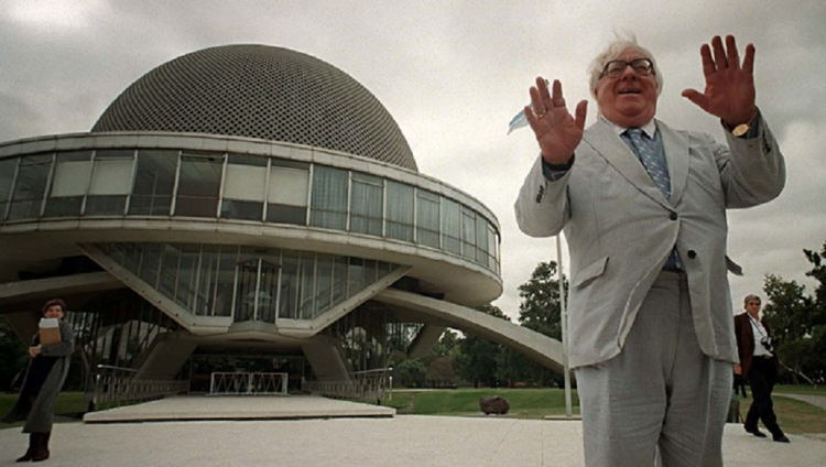 Ray Bradbury (1920-2012) posa junto al Planetario de Buenos Aires, en 2006. Foto: Clarín.