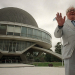 Ray Bradbury (1920-2012) posa junto al Planetario de Buenos Aires, en 2006. Foto: Clarín.