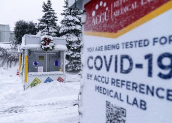 Las proyecciones del Gobierno calculan que se agotarán las reservas del tratamiento preventivo Evusheld y el medicamento antiviral Lagevrio a principios de 2023. Foto: David Goldman/AP/ Archivo.