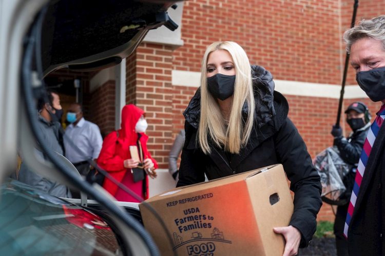 Ivanka Trump participa en una sesión de de distribución de alimentos en Virgina el 14 de diciembre de 2020. Foto: Jim Lo Scalzo / EFE.