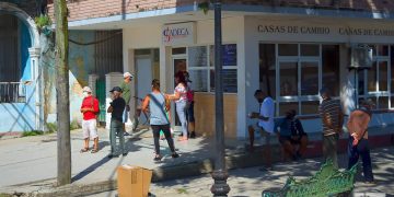 Varias personas hacen cola para cambiar dinero en una Casa de Cambio (Cadeca). Foto: Otmaro Rodríguez.