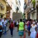 Personas en una calle de La Habana. Foto: Otmaro Rodríguez.