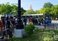 Personas en una parada de ómnibus urbanos en el Parque de la Fraternidad, en La Habana. Foto: Otmaro Rodríguez.