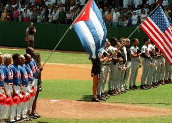 El equipo Cuba se enfrenta a los Orioles de Baltimore en el Estadio Latinoamericano (1999). Foto: Trabajadores.